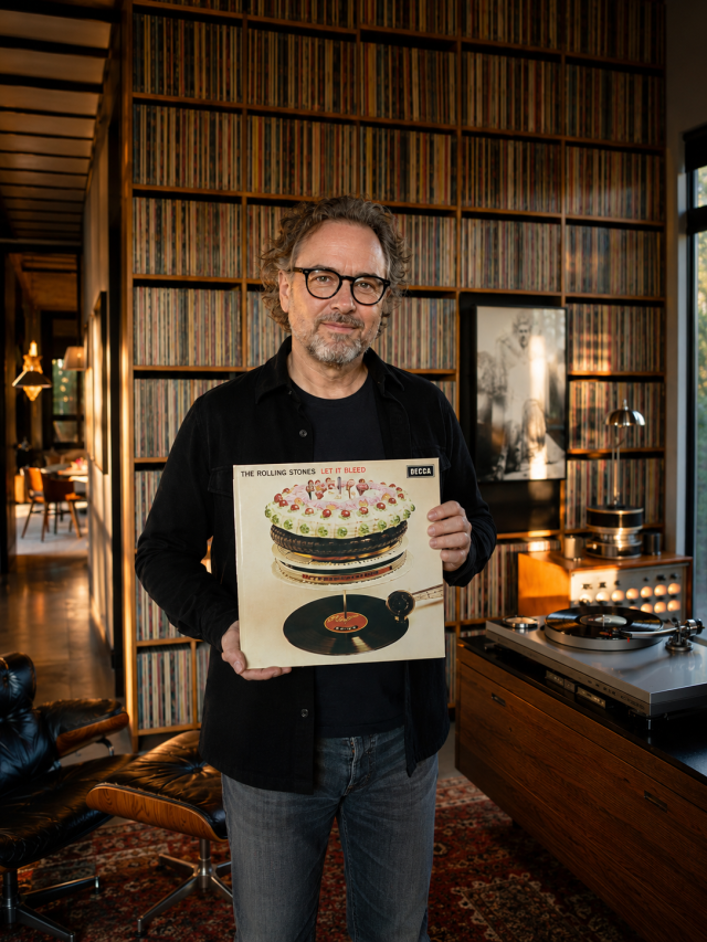 Man met vinylverzameling